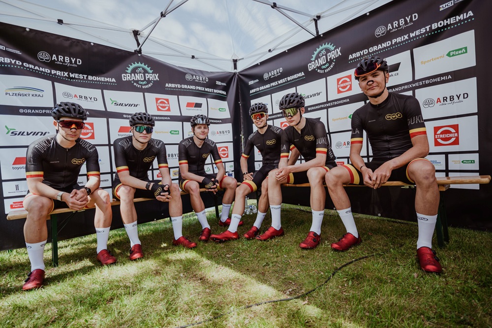 Dukla pred zavodem UCI GPWB.JPG